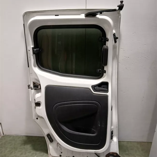 Porta posteriore sinistra con allestimento Trekking