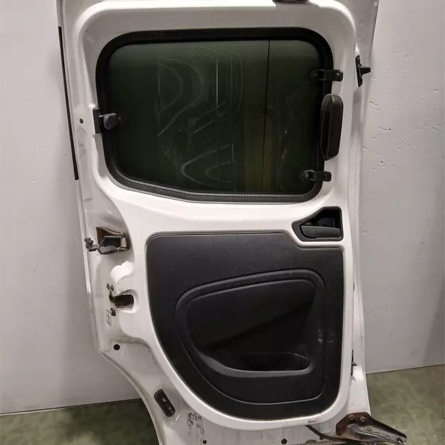 Porta posteriore sinistra con allestimento Trekking