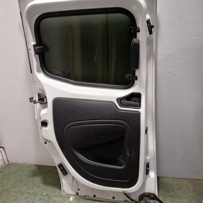 Porta posteriore sinistra con allestimento Trekking