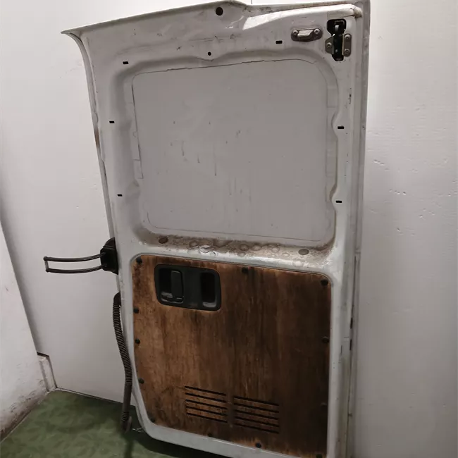 Porta carico posteriore a battente destra apertura 180° lamierata