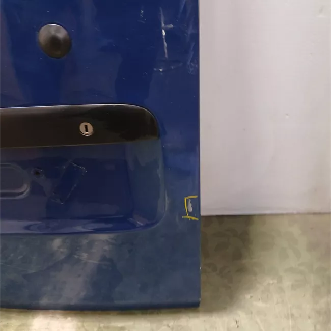 Porta carico posteriore a battente sinistra