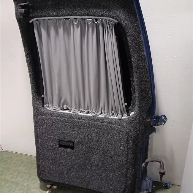 Porta carico posteriore a battente sinistra