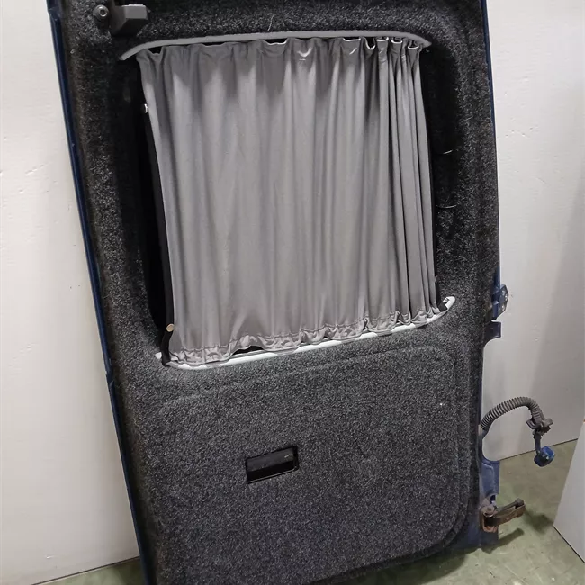 Porta carico posteriore a battente sinistra