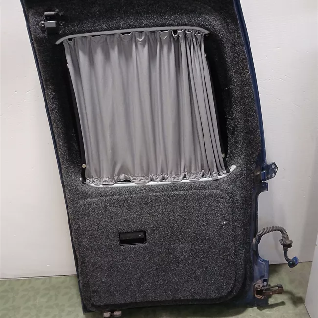 Porta carico posteriore a battente sinistra