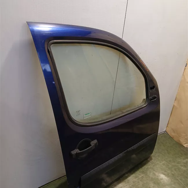 Porta anteriore destra