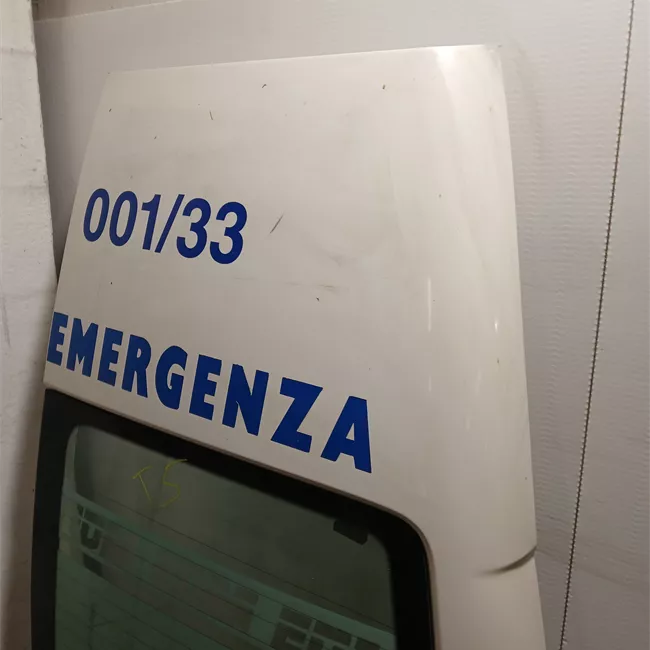 Porta carico posteriore a battente destra