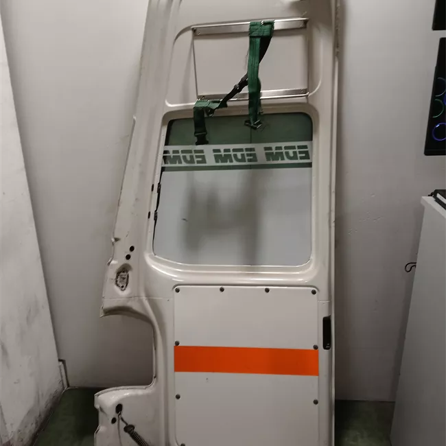 Porta carico posteriore a battente destra