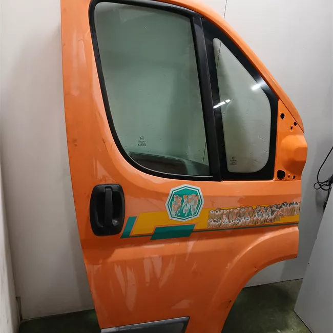 Porta anteriore destra