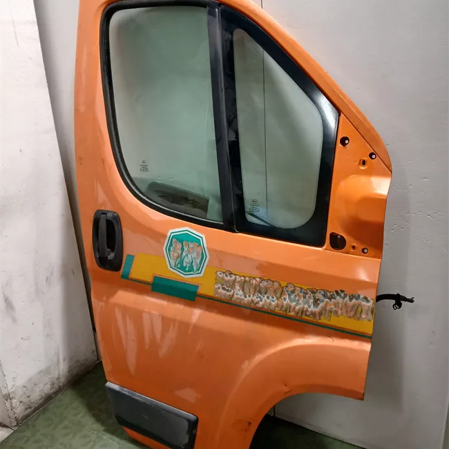 Porta anteriore destra