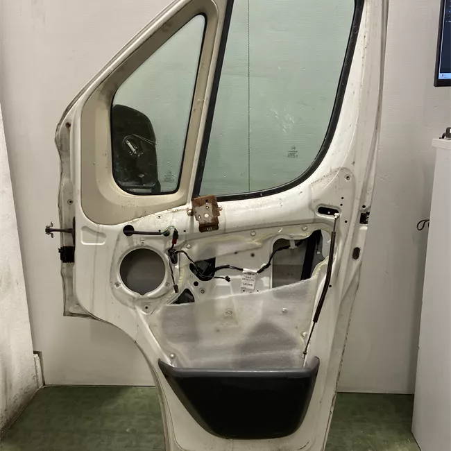 Porta anteriore destra