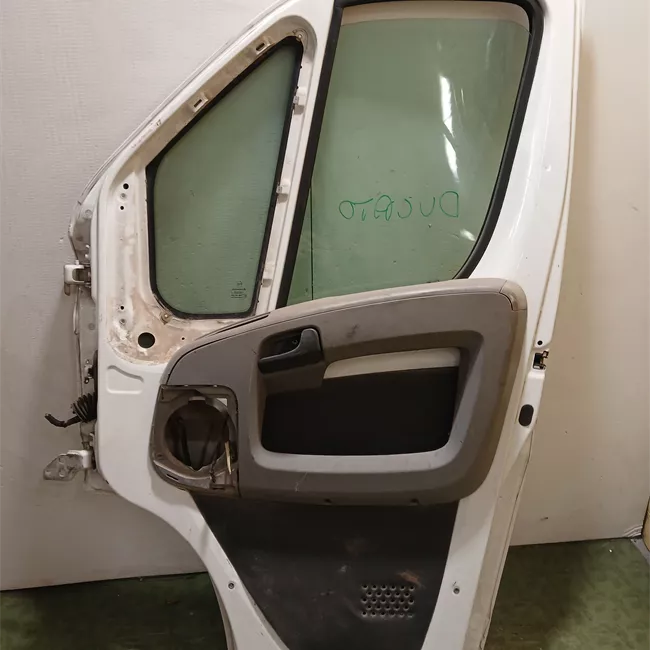 Porta anteriore destra