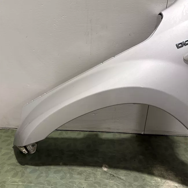 Parafango anteriore sinistro con fanalino laterale