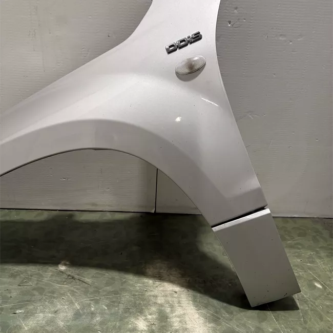 Parafango anteriore sinistro con fanalino laterale