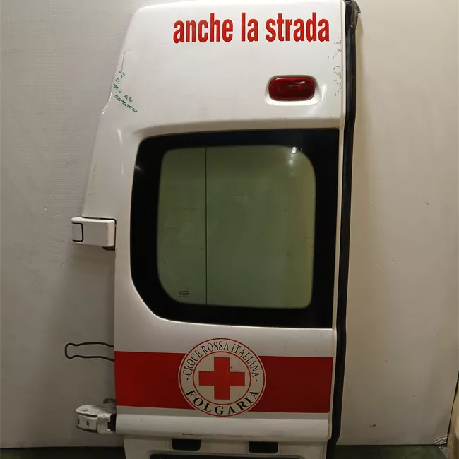 Porta carico posteriore a battente sinistra