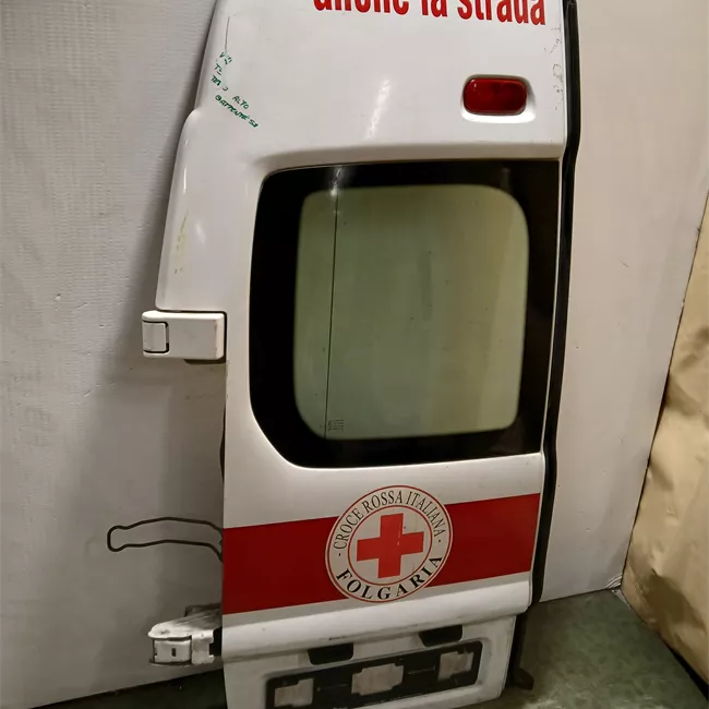 Porta carico posteriore a battente sinistra