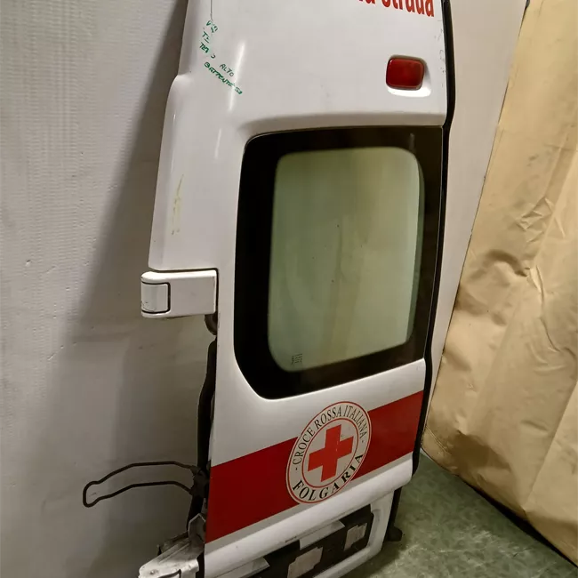 Porta carico posteriore a battente sinistra