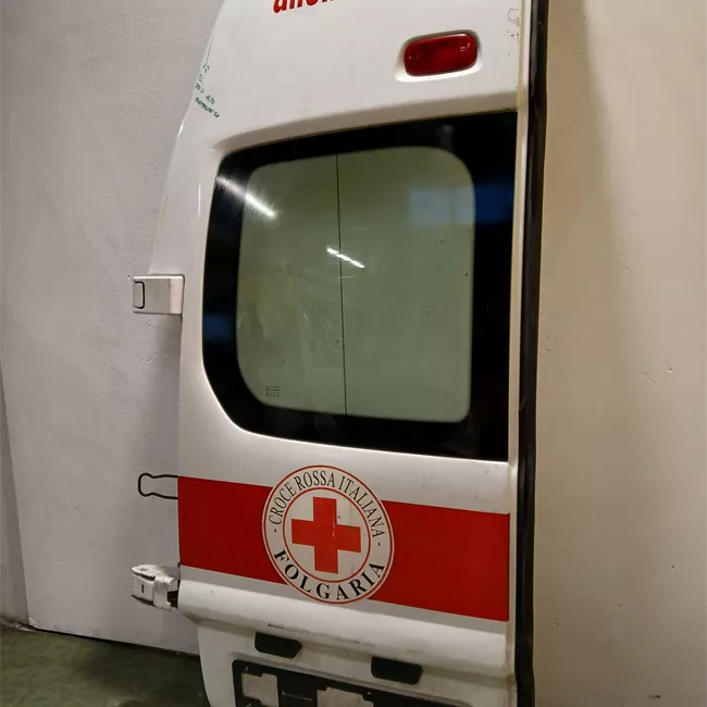 Porta carico posteriore a battente sinistra