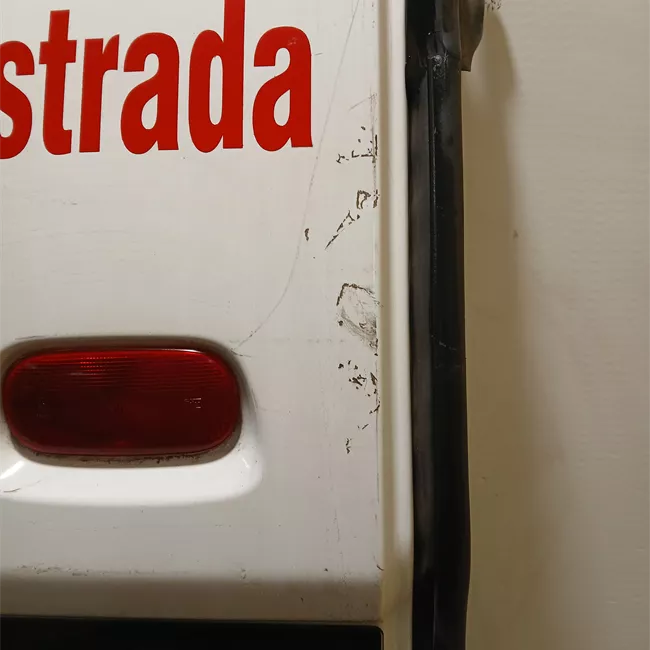 Porta carico posteriore a battente sinistra