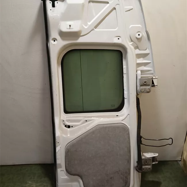 Porta carico posteriore a battente sinistra