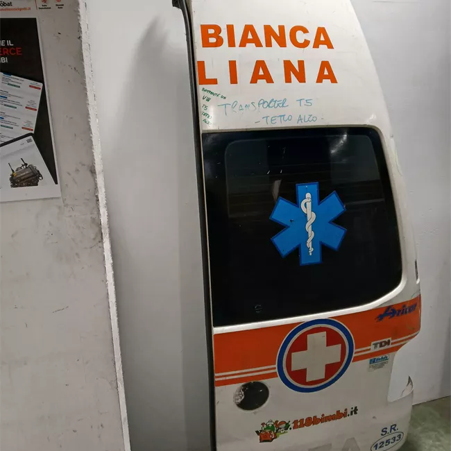 Porta carico posteriore a battente destra