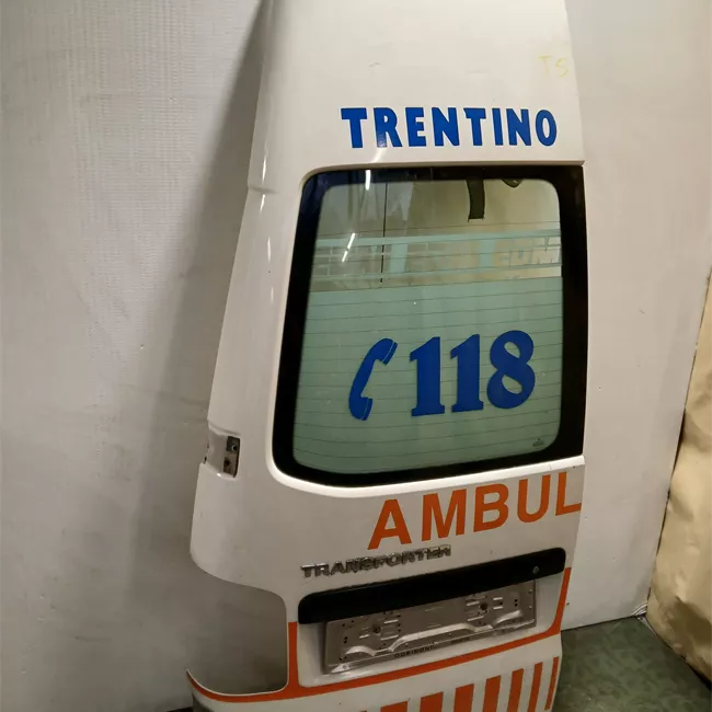 Porta carico posteriore a battente sinistra