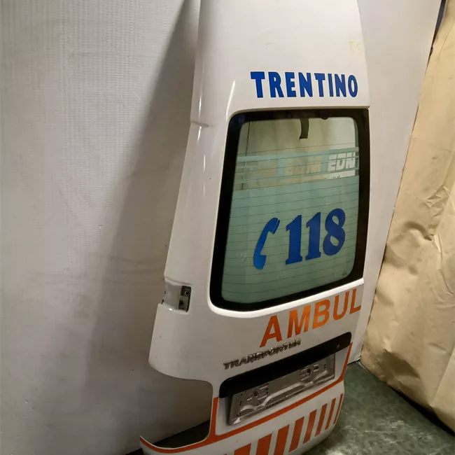 Porta carico posteriore a battente sinistra