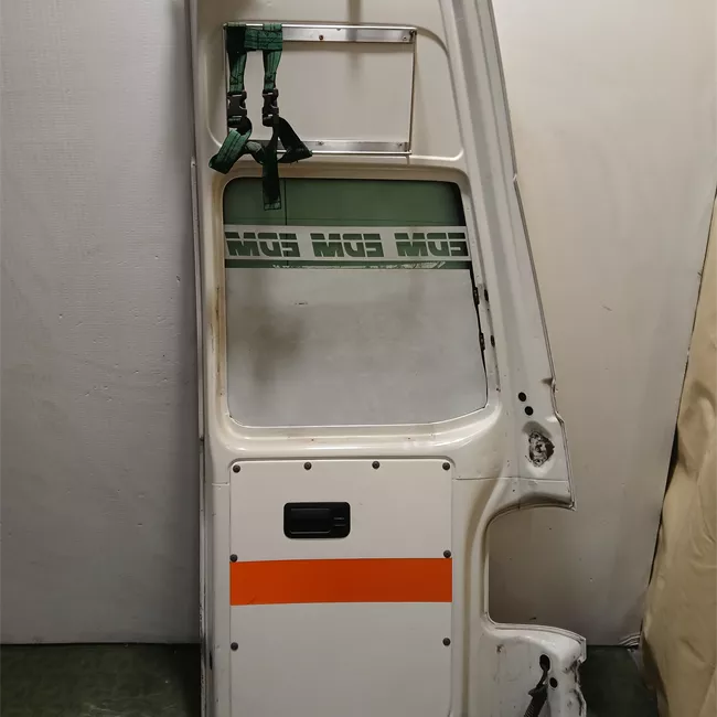 Porta carico posteriore a battente sinistra