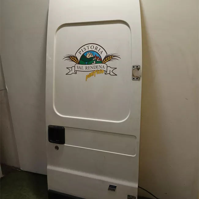 Porta carico posteriore a battente destra Apertuara 270°, Tetto Rialzato