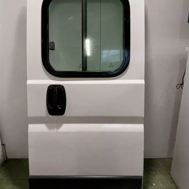 Porta carico posteriore a battente destra