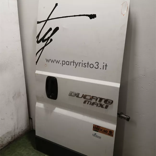 Porta carico posteriore a battente destra