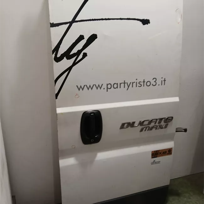 Porta carico posteriore a battente destra