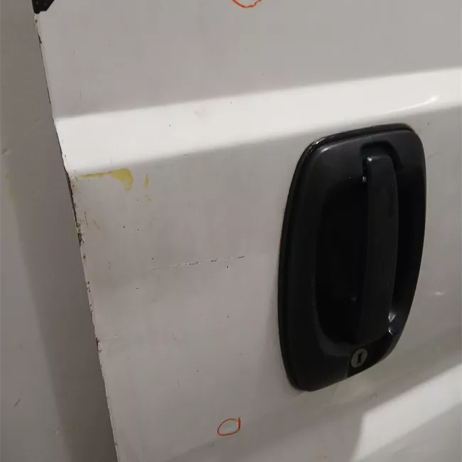 Porta carico posteriore a battente destra