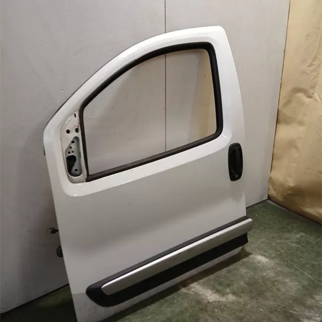 Porta anteriore sinistra con allestimento Trekking