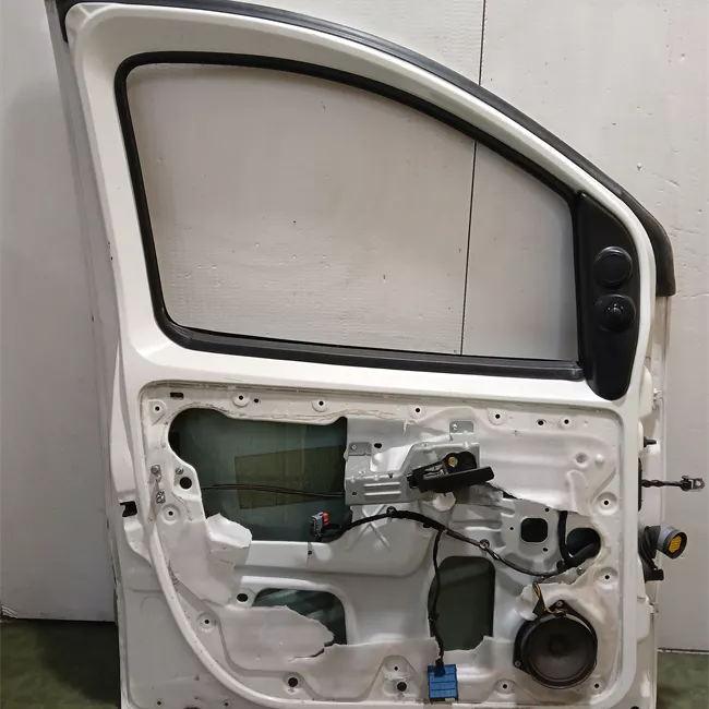 Porta anteriore sinistra con allestimento Trekking