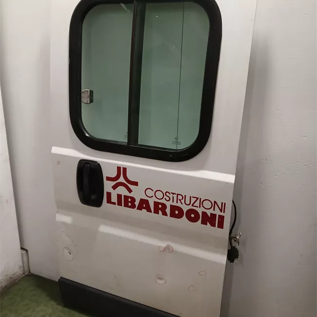 Porta carico posteriore a battente sinistra