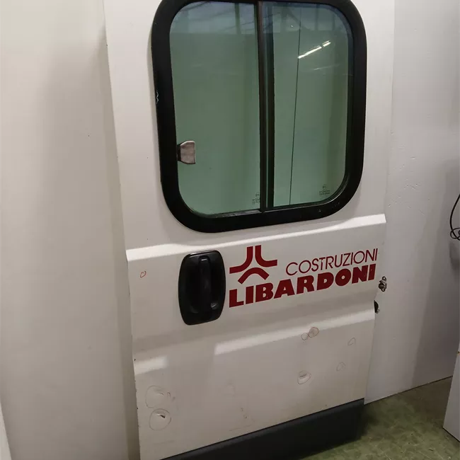 Porta carico posteriore a battente sinistra