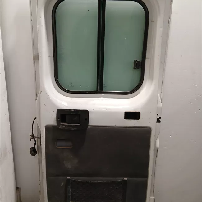 Porta carico posteriore a battente sinistra