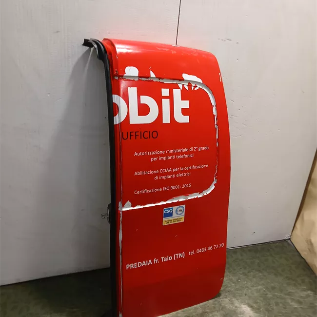 Porta carico posteriore a battente destra