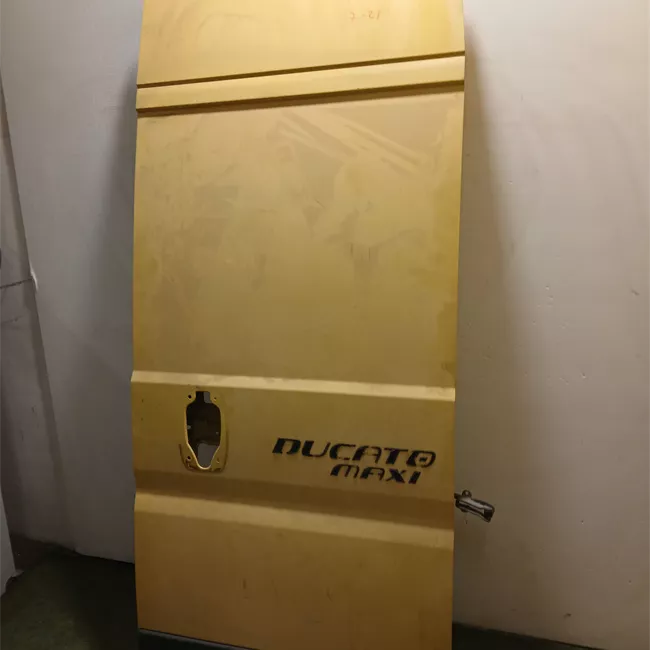 Porta carico posteriore a battente destra