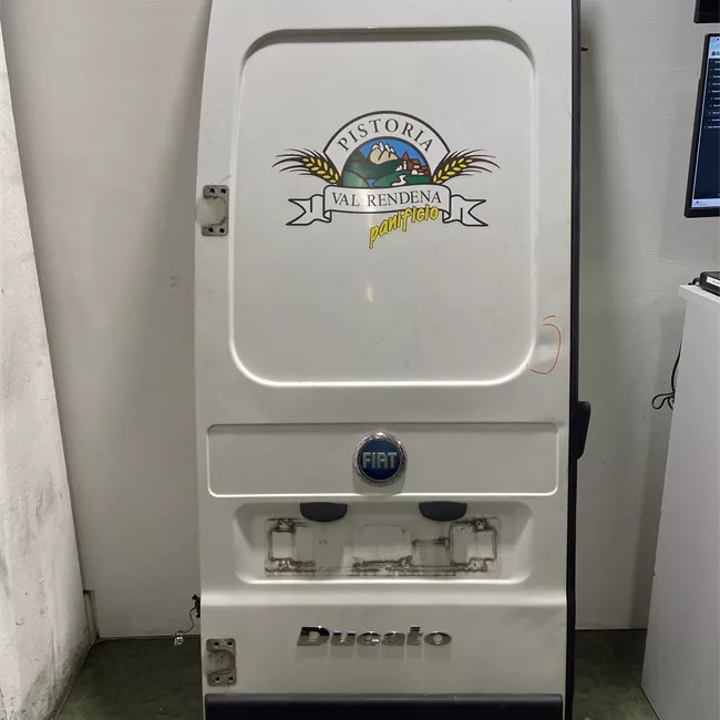 Porta carico posteriore a battente sinistra