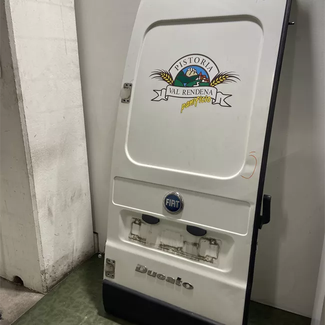 Porta carico posteriore a battente sinistra