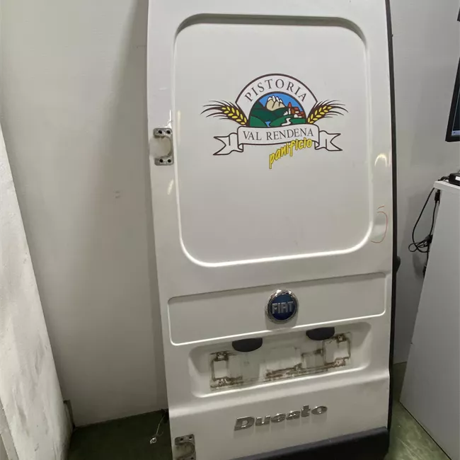 Porta carico posteriore a battente sinistra