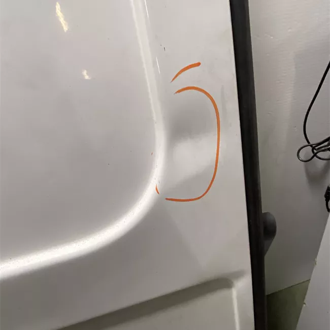 Porta carico posteriore a battente sinistra