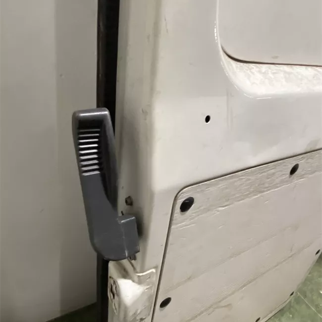 Porta carico posteriore a battente sinistra