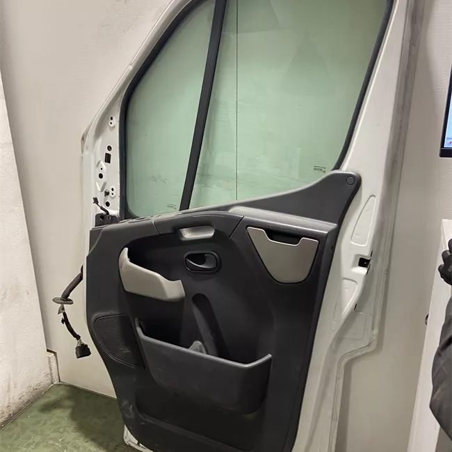 Porta anteriore destra