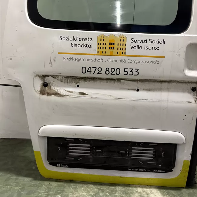 Porta carico posteriore a battente sinistra