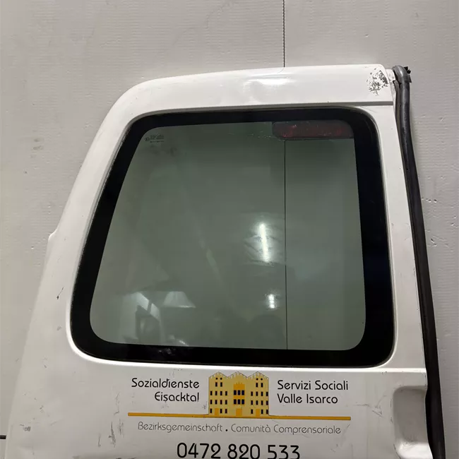 Porta carico posteriore a battente sinistra