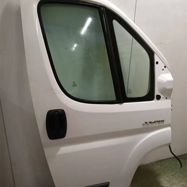 Porta anteriore destra