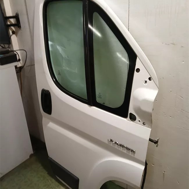 Porta anteriore destra