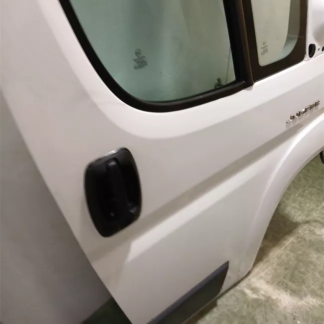 Porta anteriore destra